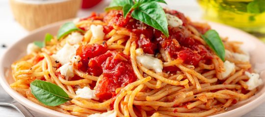 Les pâtes sont des nourritures traditionnelles italiennes les plus populaires au monde. Découvrez les grandes variétés de ces aliments italiennes.